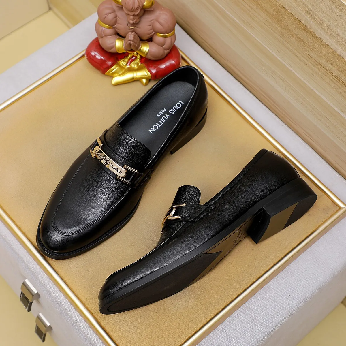 Men's Men's Shoes 💰420 💰[Louis Vuitton] LV high-end business formal leather shoes! ! Luxurious and elegant style, equal emphasis on practicality and style, professional focus on details and quality, counter original 1⃣️: 1⃣️ super accurate reproduction👍🏻! Material: The upper is made of imported original soft 🐂cowhide ➕imported first-layer sheepskin lining. Original anti-slip and wear-resistant outsole! Code number: 39--45, (38.46 custom-made) Large quantities in stock!